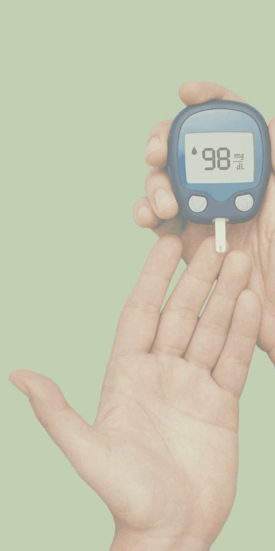 Pessoa segurando medidor de glicemia para acompanhamento do diabetes